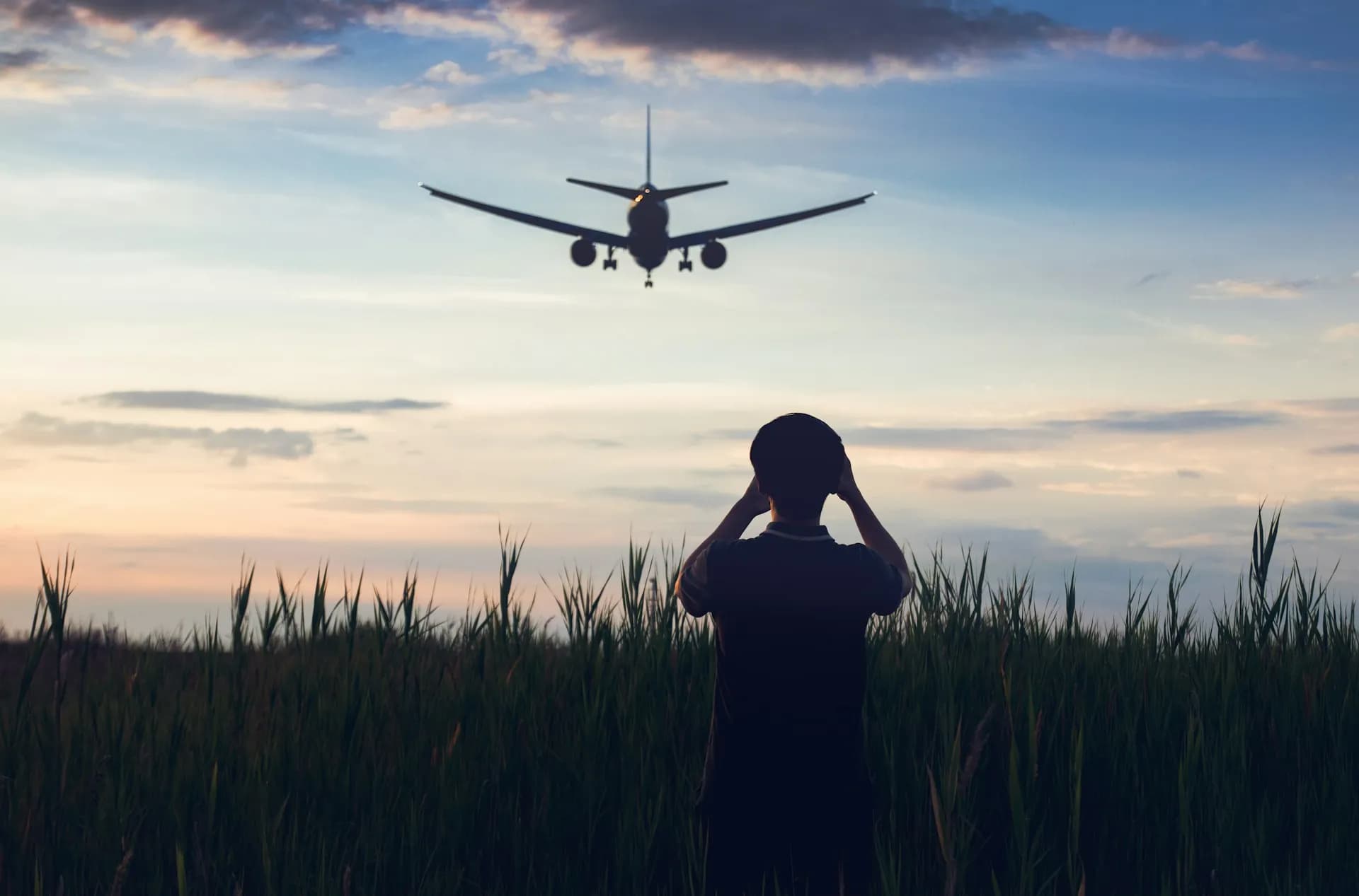 Voyageur regardant un avion décoller depuis le terminal