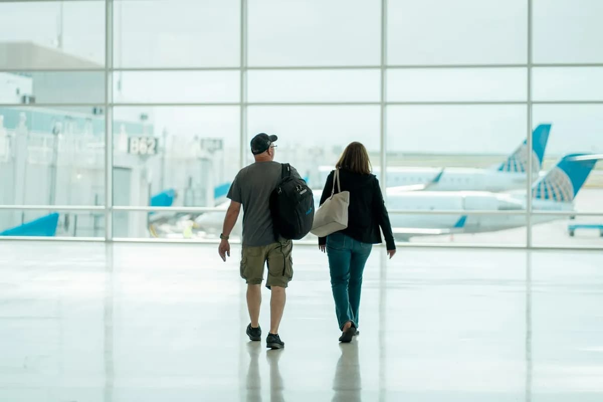 Terminal d'aéroport avec vue sur les avions