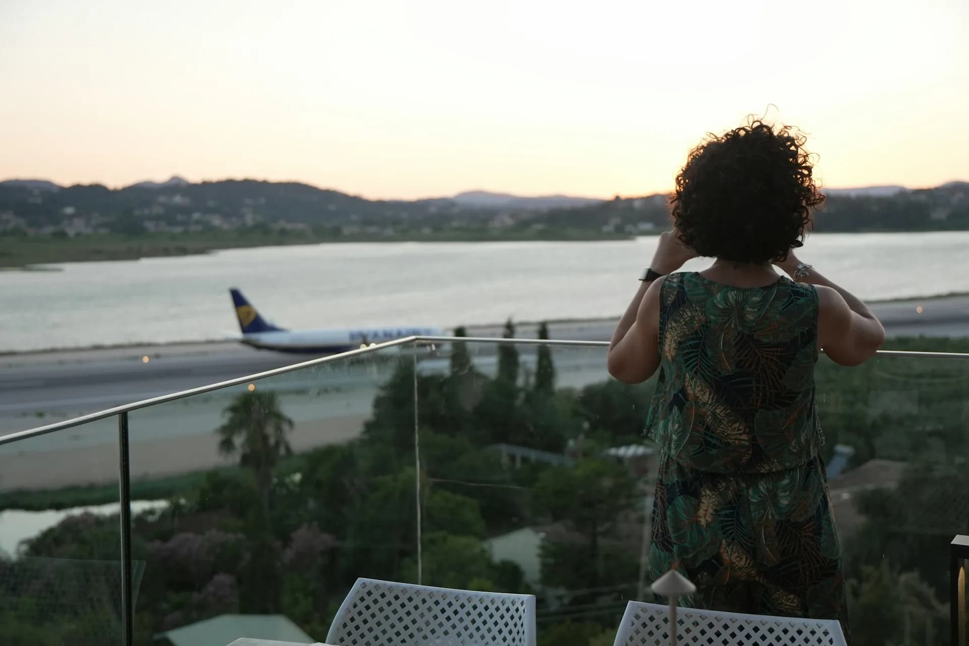 Un voyageur regarde un avion décoller depuis l'aéroport